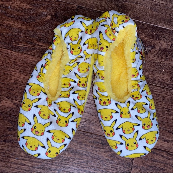 Pokémon Pikachu Slippers Unisex - Picture 2 of 6